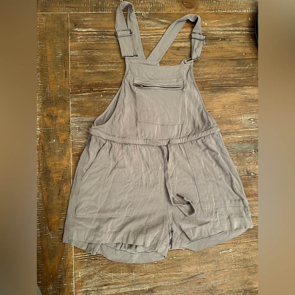 Light grey Torrid shortall/romper size 00